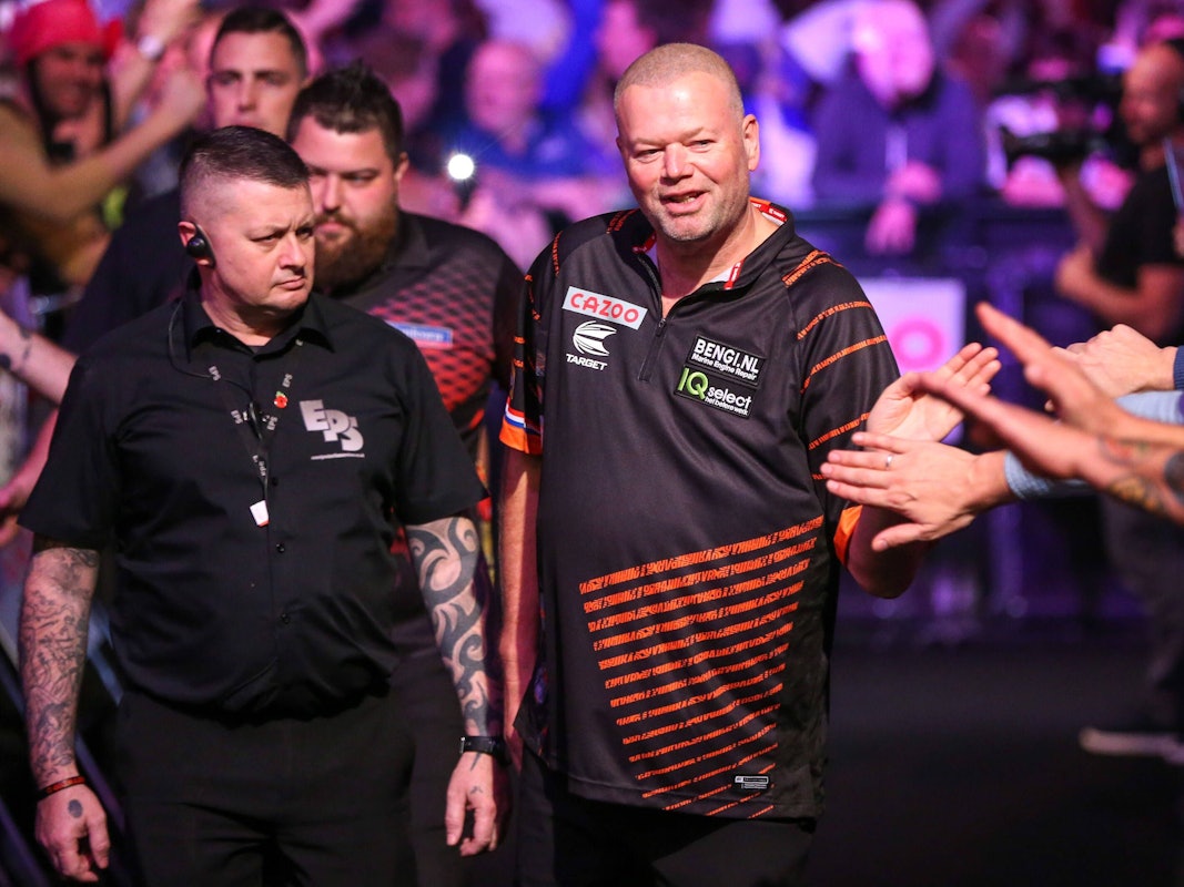 Darts-Profi Raymond van Barneveld wird von Fans abgeklatscht.
