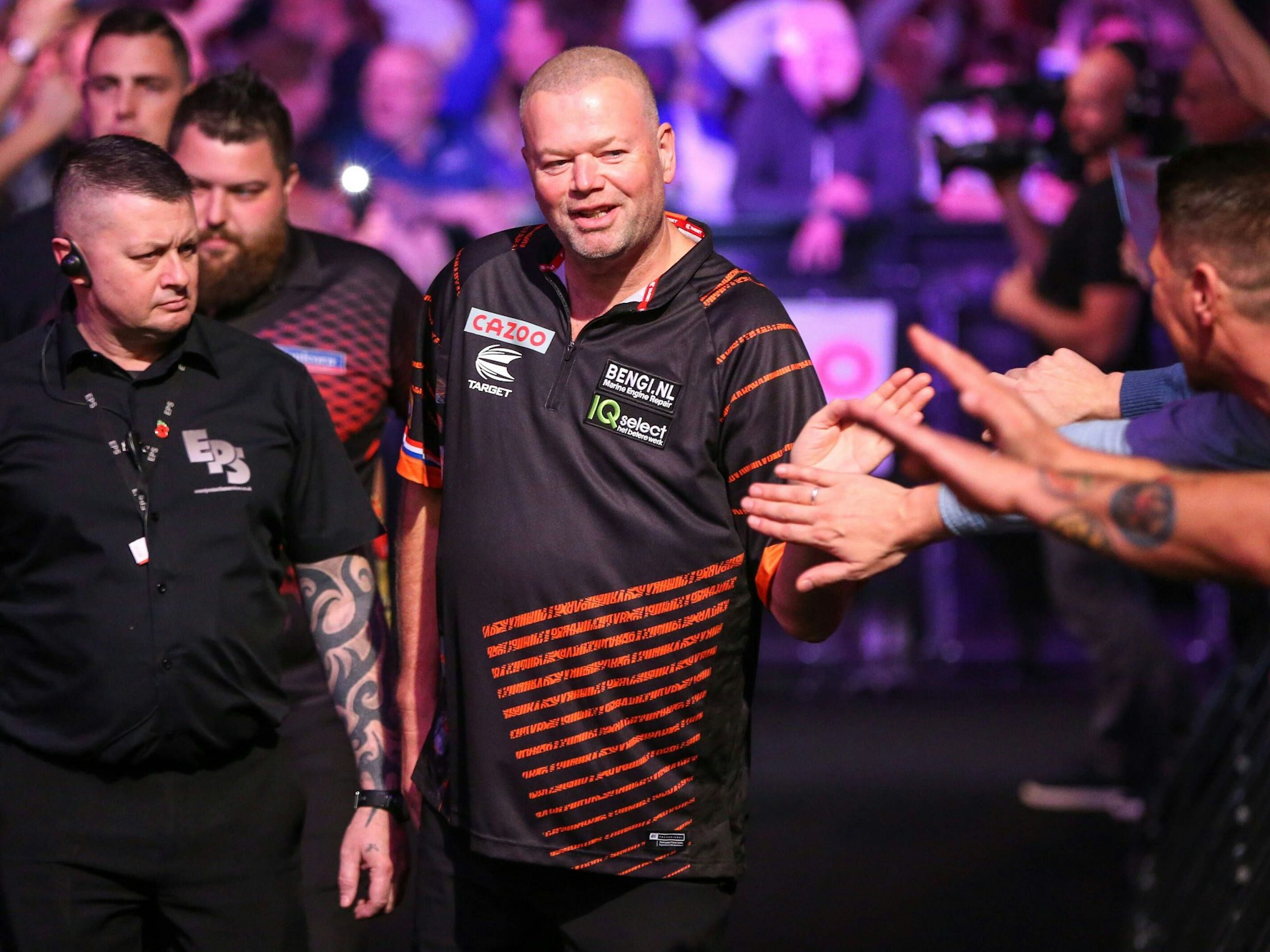 Darts-Profi Raymond van Barneveld wird von Fans abgeklatscht.