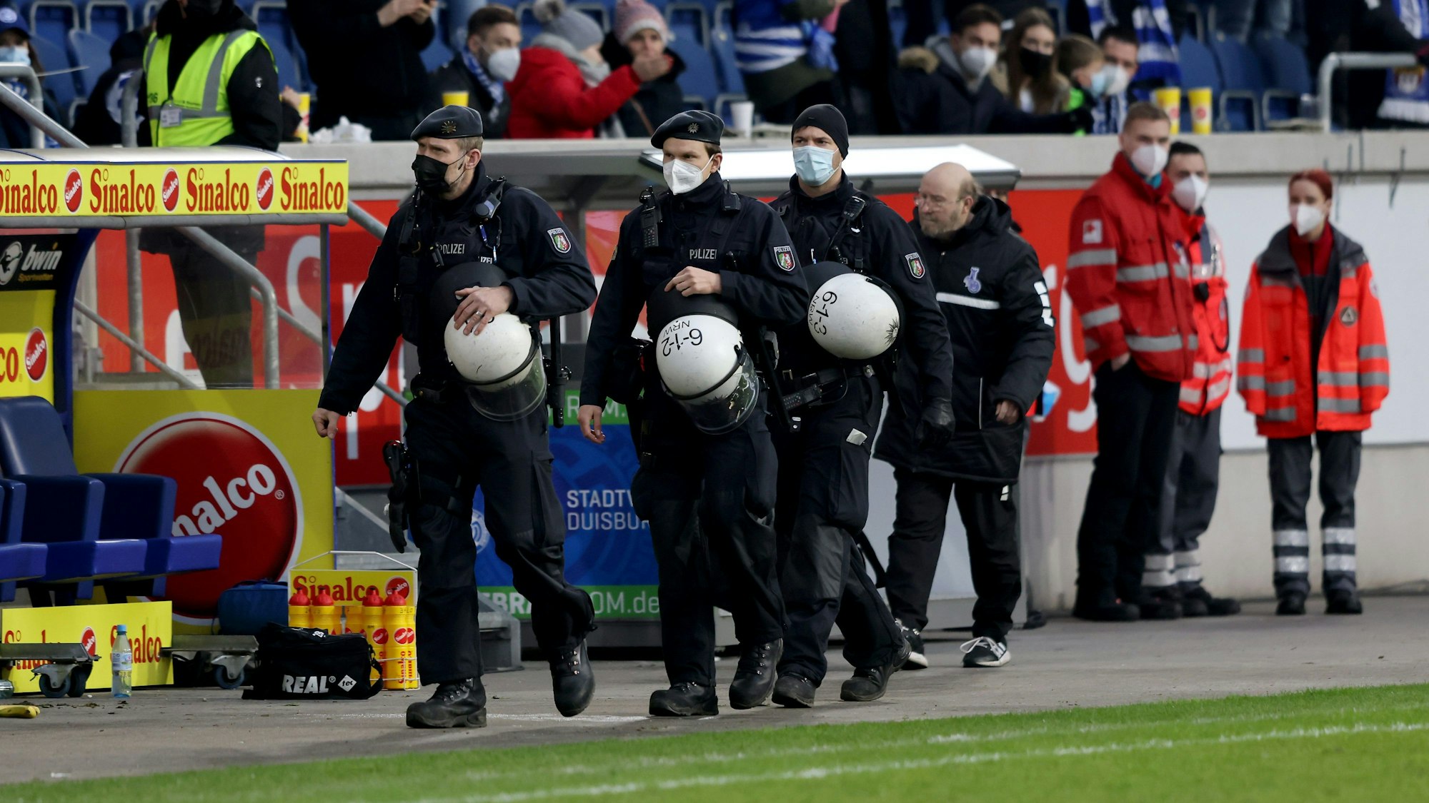 Polizisten gehen durch das Stadion des MSV Duisburg.