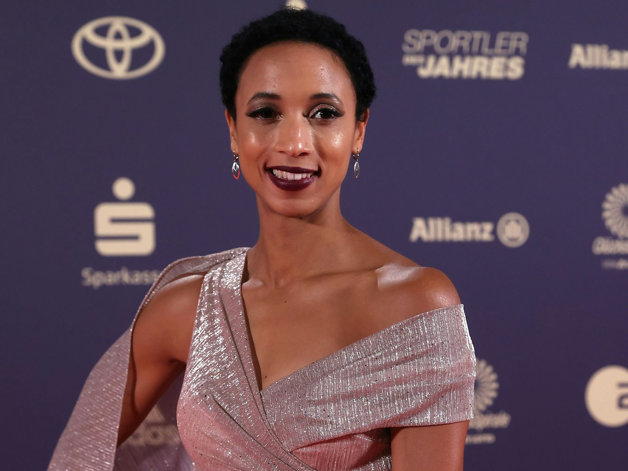 Malaika Mihambo posiert im Abendkleid für die Fotografen.