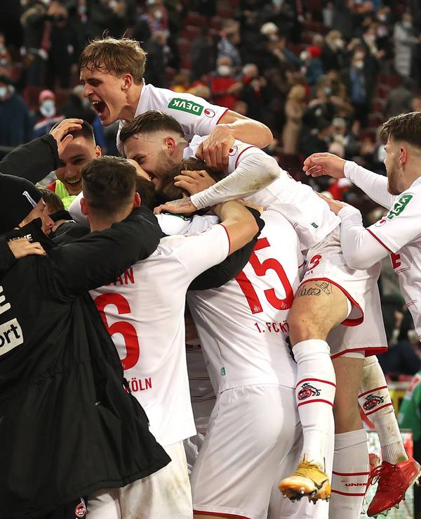 Die Kölner Profis feiern das Siegtor gegen Stuttgart.