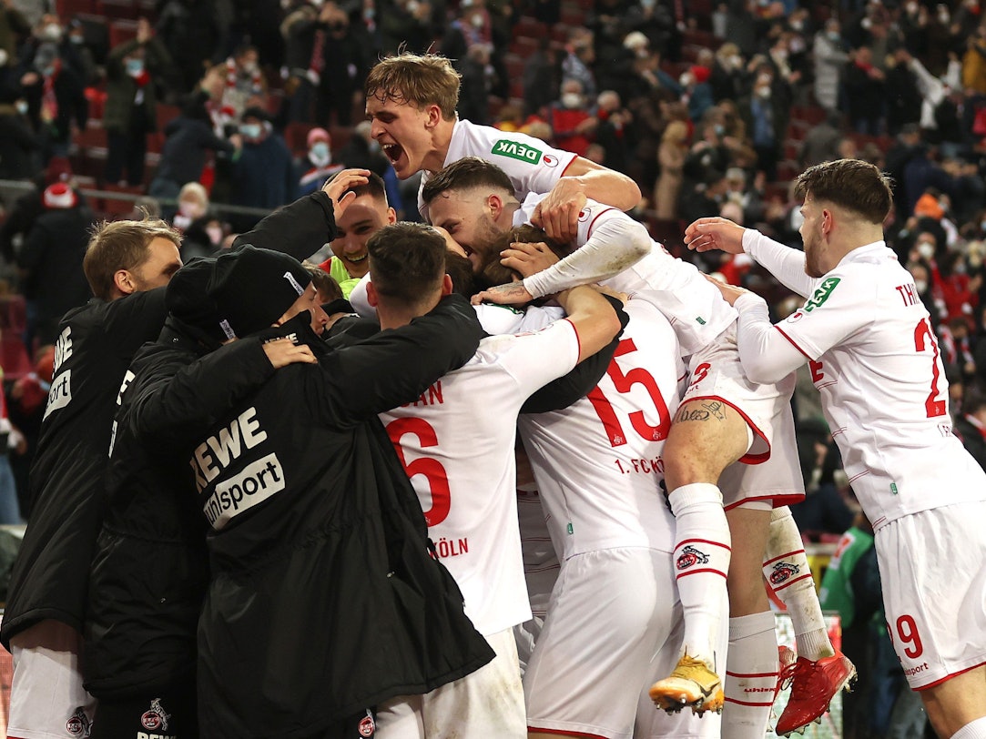 Die Kölner Profis feiern das Siegtor gegen Stuttgart.