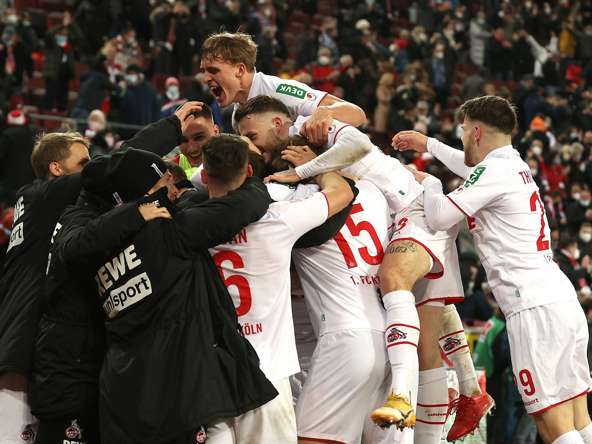 Die Kölner Profis feiern das Siegtor gegen Stuttgart.