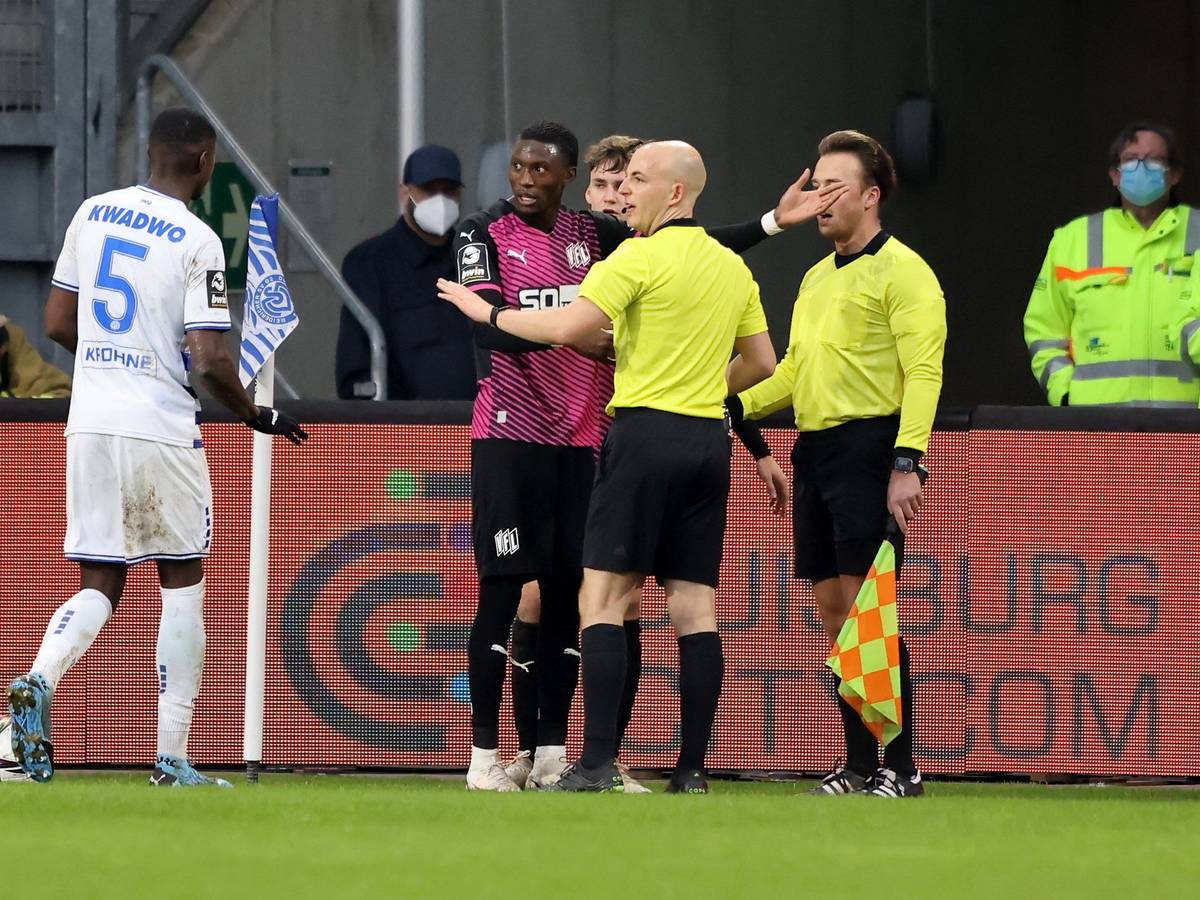 Aaron Opoku vom VfL Osnabrück spricht mit Schiedsrichter Nicolas Winter.