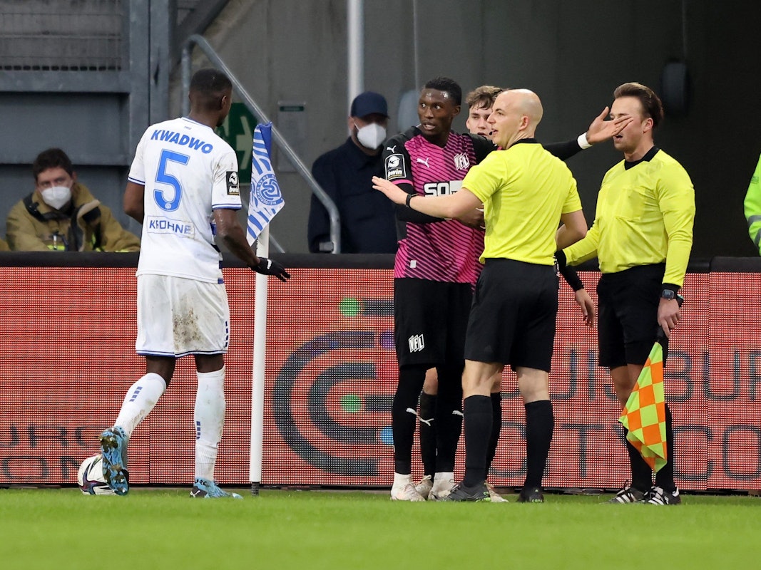 Aaron Opoku vom VfL Osnabrück spricht mit Schiedsrichter Nicolas Winter.