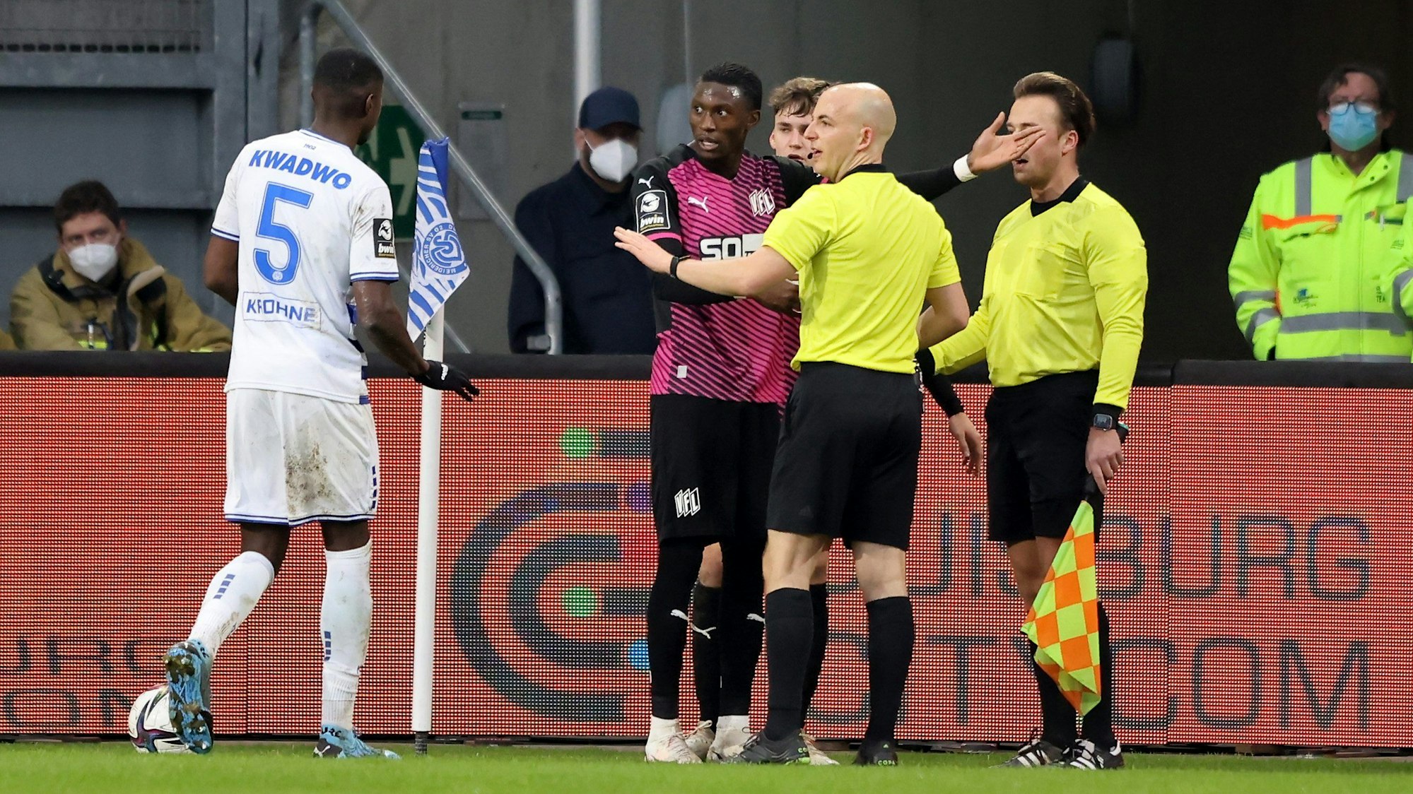 Aaron Opoku vom VfL Osnabrück spricht mit Schiedsrichter Nicolas Winter.