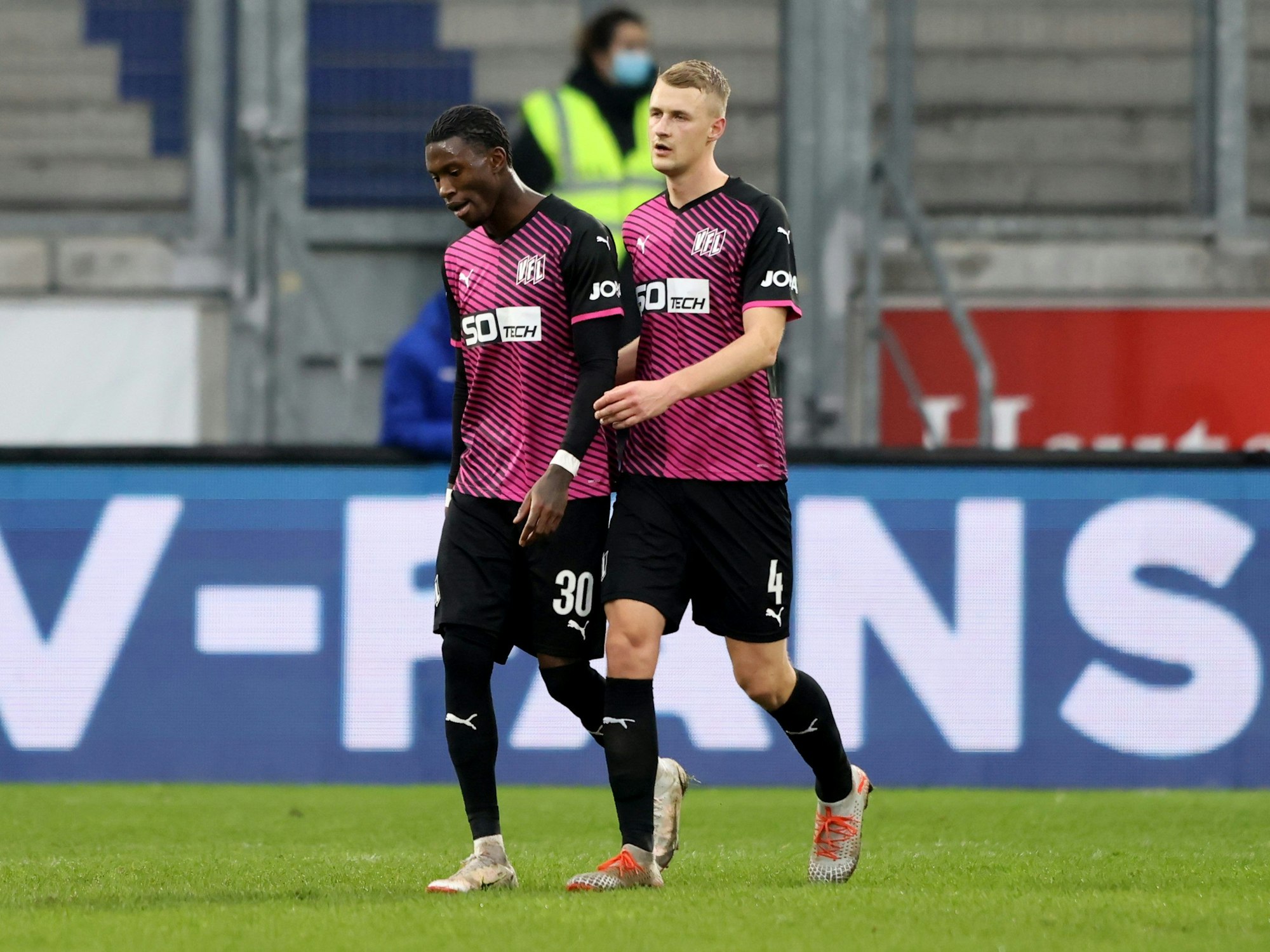 Aaron Opoku und Lukas Gugganig gehen in die Kabine.