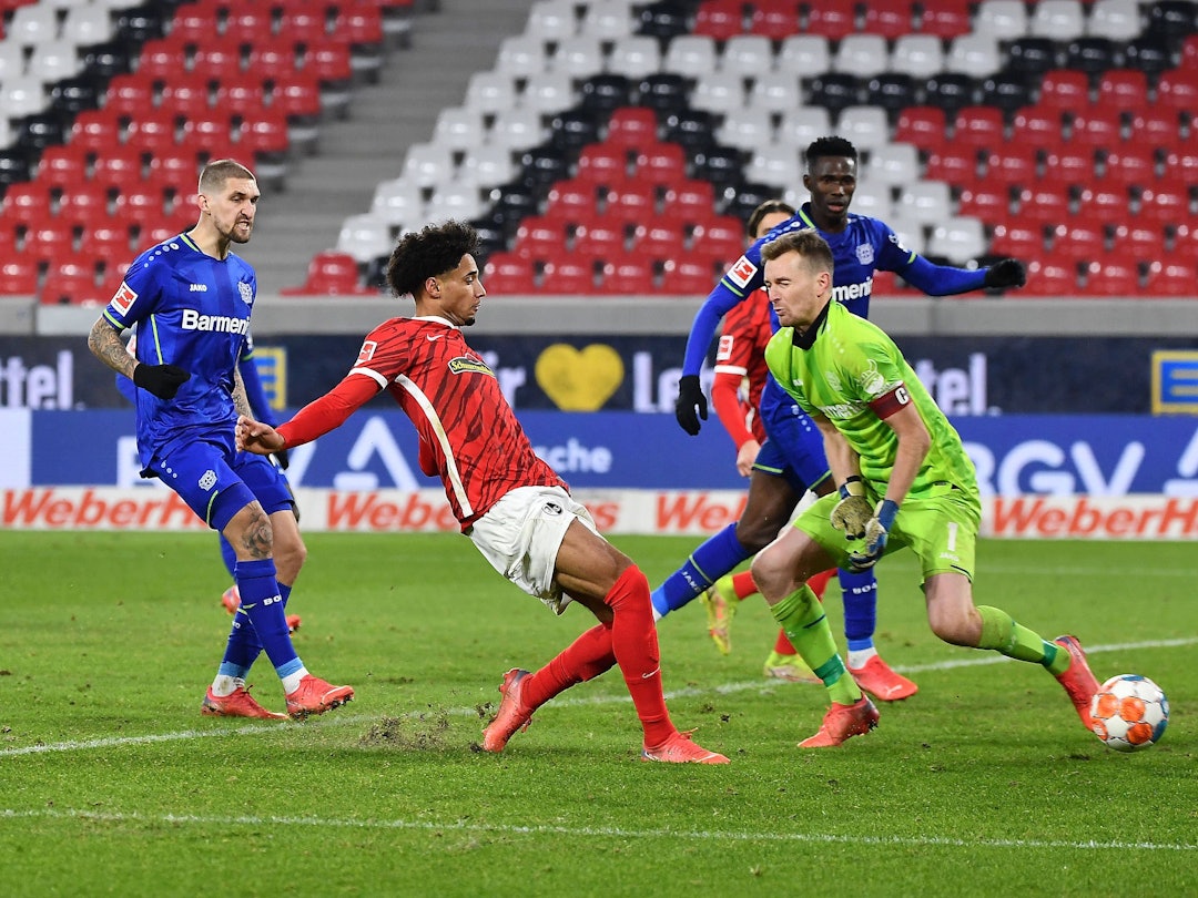 Kevin Schade vom SC Freiburg erzielt ein Tor gegen Leverkusen.
