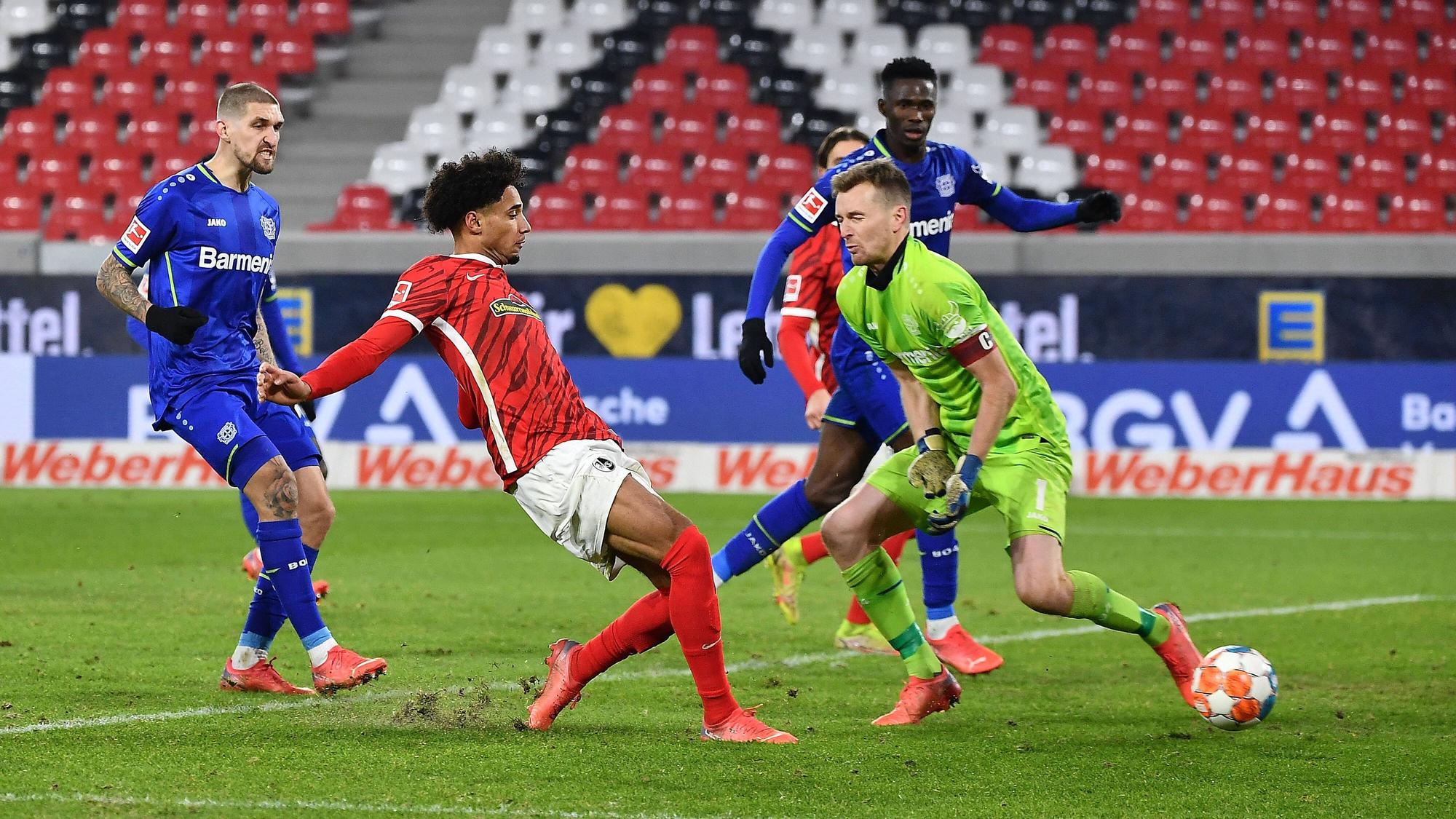 Kevin Schade vom SC Freiburg erzielt ein Tor gegen Leverkusen.