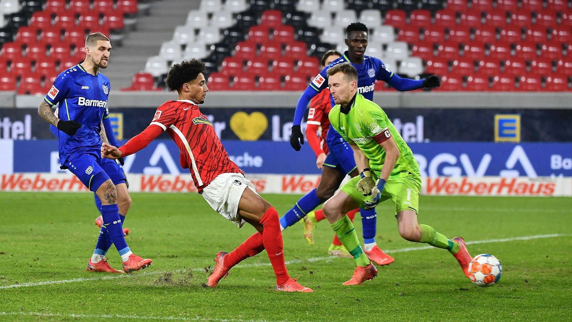 Kevin Schade vom SC Freiburg erzielt ein Tor gegen Leverkusen.