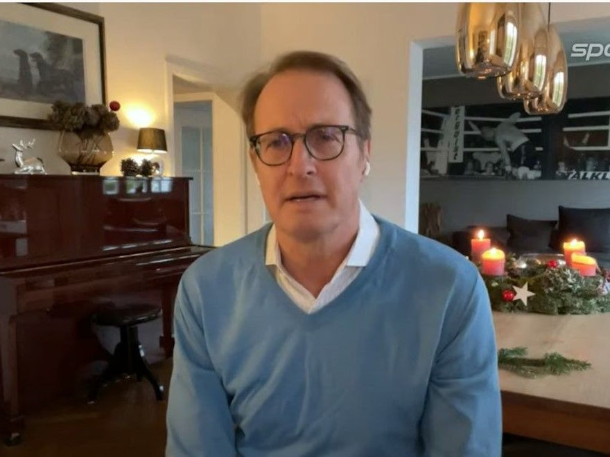 Moderator Florian König in seinem Esszimmer.