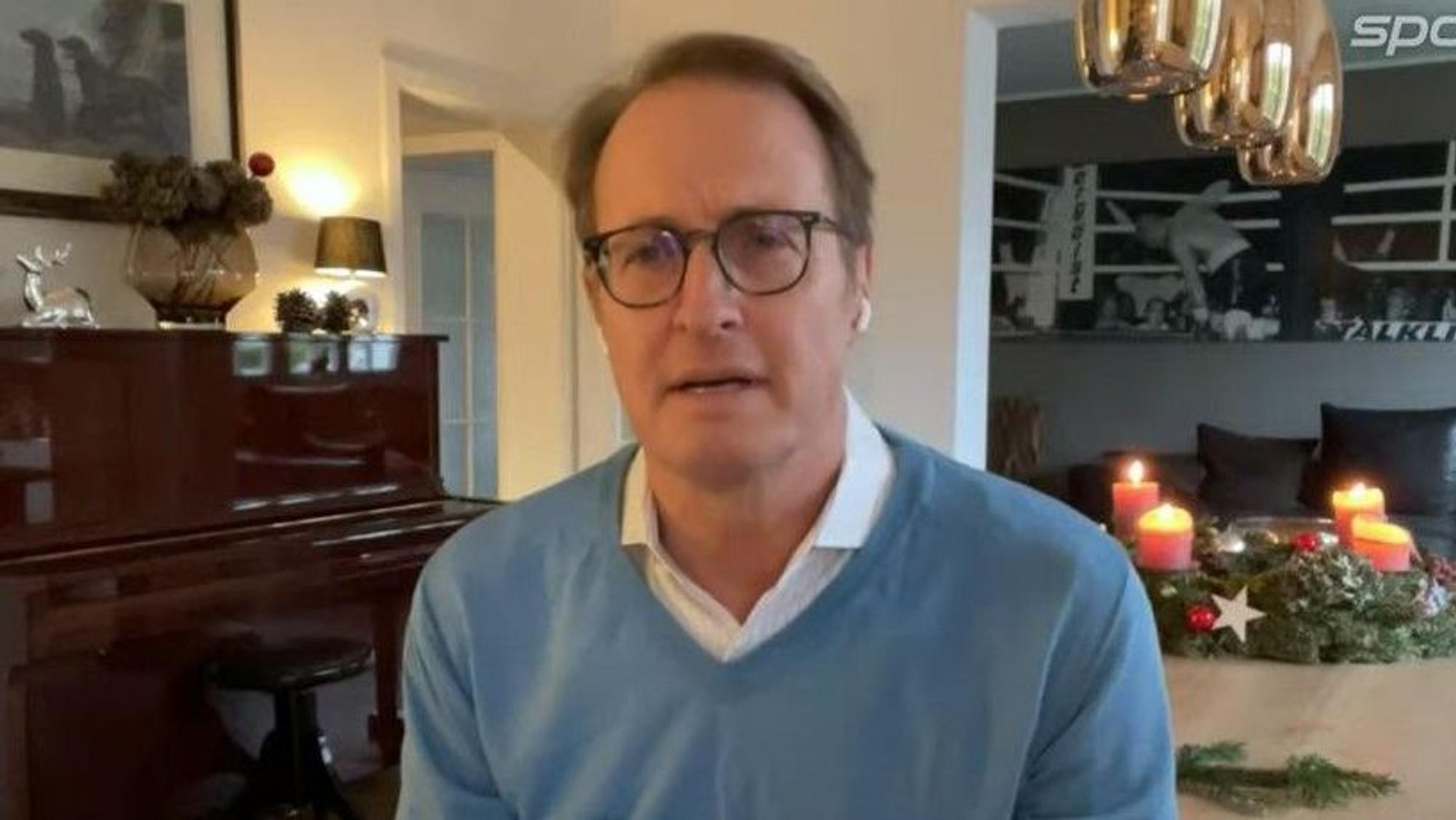 Moderator Florian König in seinem Esszimmer.
