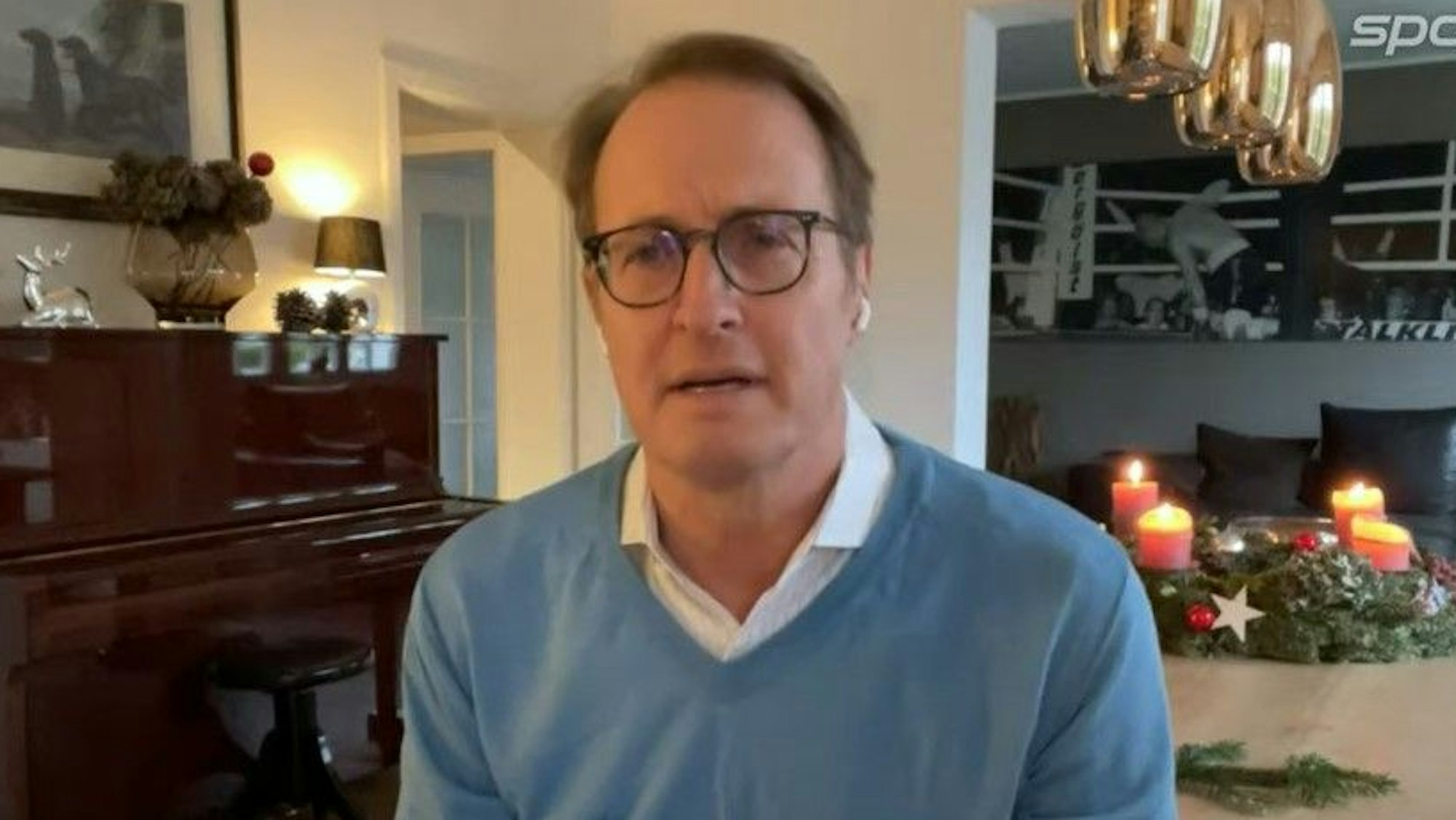 Moderator Florian König in seinem Esszimmer.