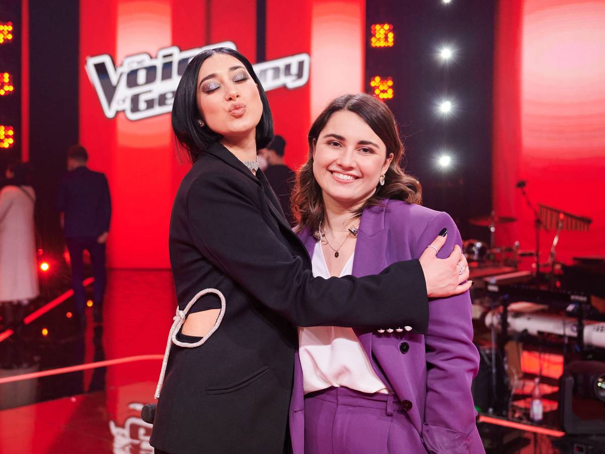 Elif (l.) und ihr Talent Linda Elsener stehen am 13. Dezember 2021 nach dem Halbfinale der Fernsehshow „The Voice of Germany“ auf der Bühne.