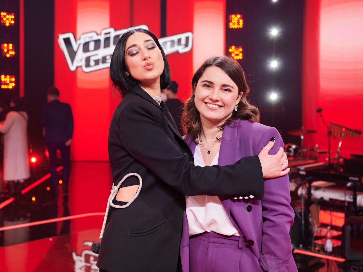 Elif (l.) und ihr Talent Linda Elsener stehen am 13. Dezember 2021 nach dem Halbfinale der Fernsehshow „The Voice of Germany“ auf der Bühne.