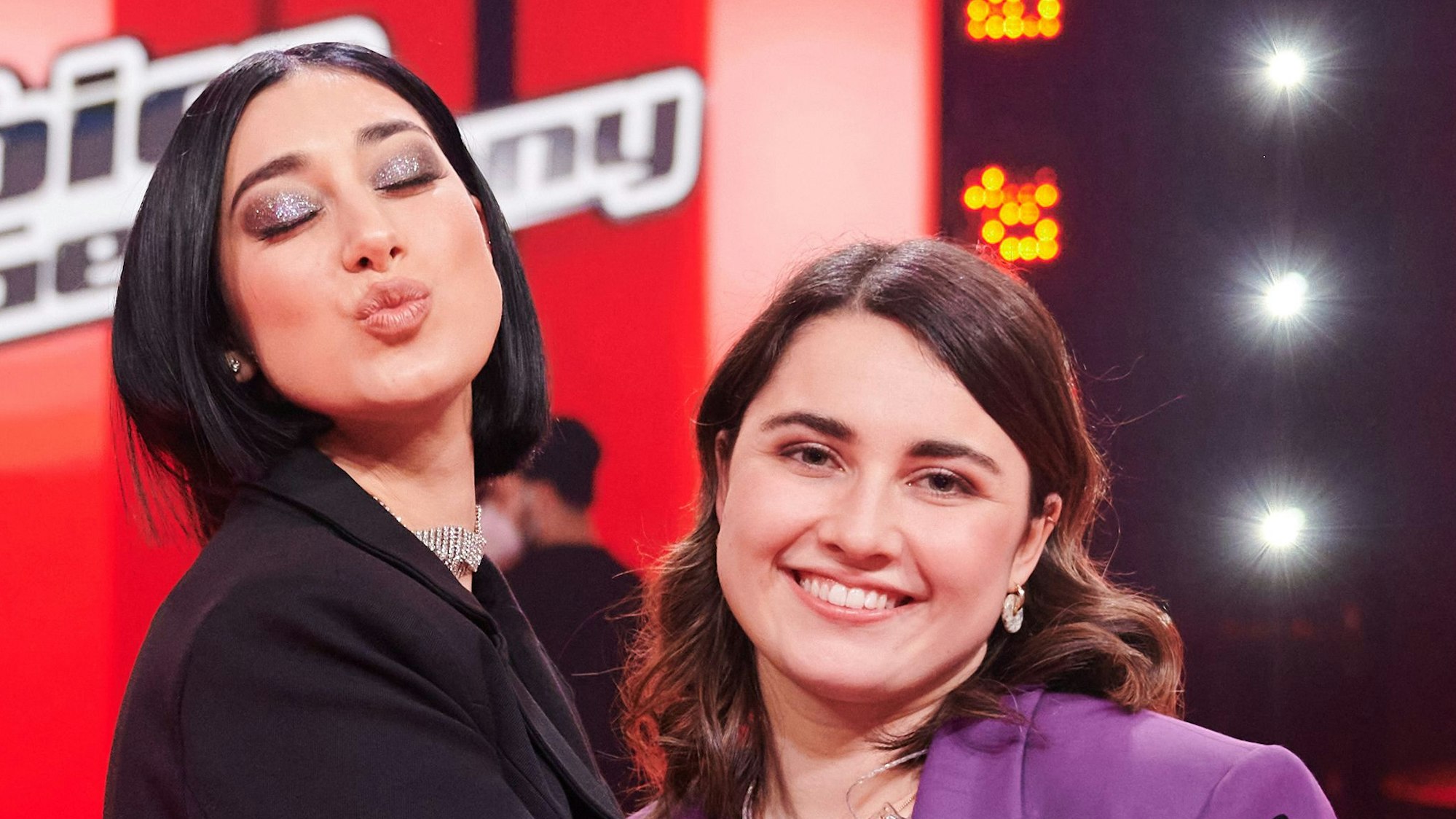 Elif (l.) und ihr Talent Linda Elsener stehen am 13. Dezember 2021 nach dem Halbfinale der Fernsehshow „The Voice of Germany“ auf der Bühne.