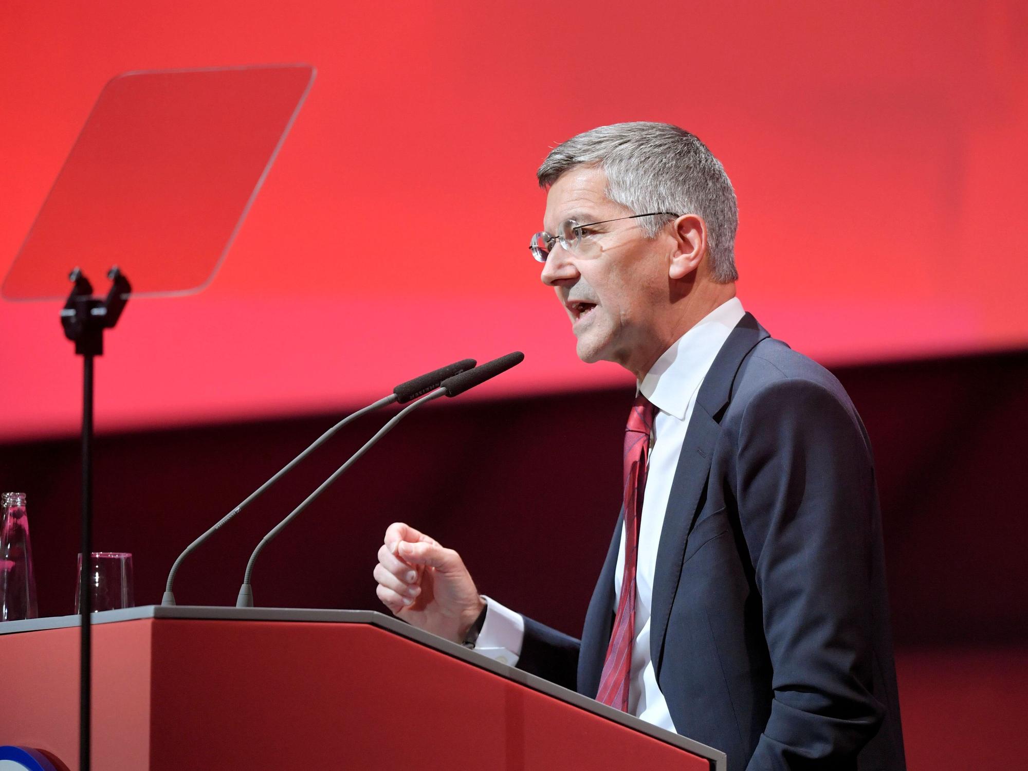 Präsident Herbert Hainer (FC Bayern) hält seine Rede.
