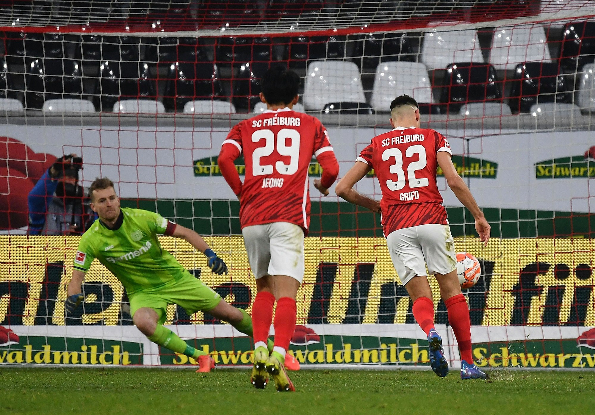Elfmeter-Tor für den SC Freiburg durch Vincenzo Grifo.