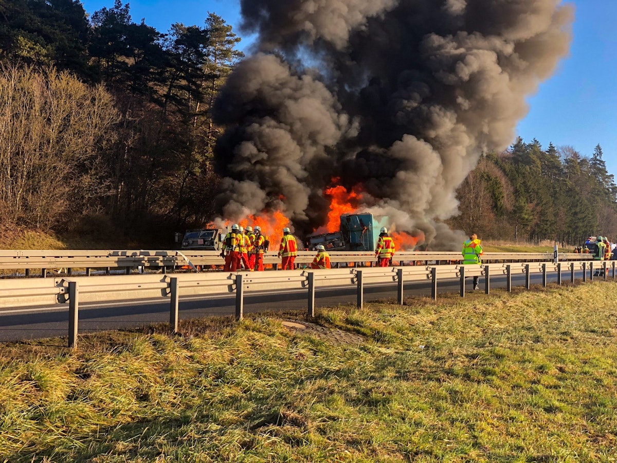 Mehrere Militärfahrzeuge gingen nach dem Unfall auf der A3 mit dem Lkw in Flammen auf.