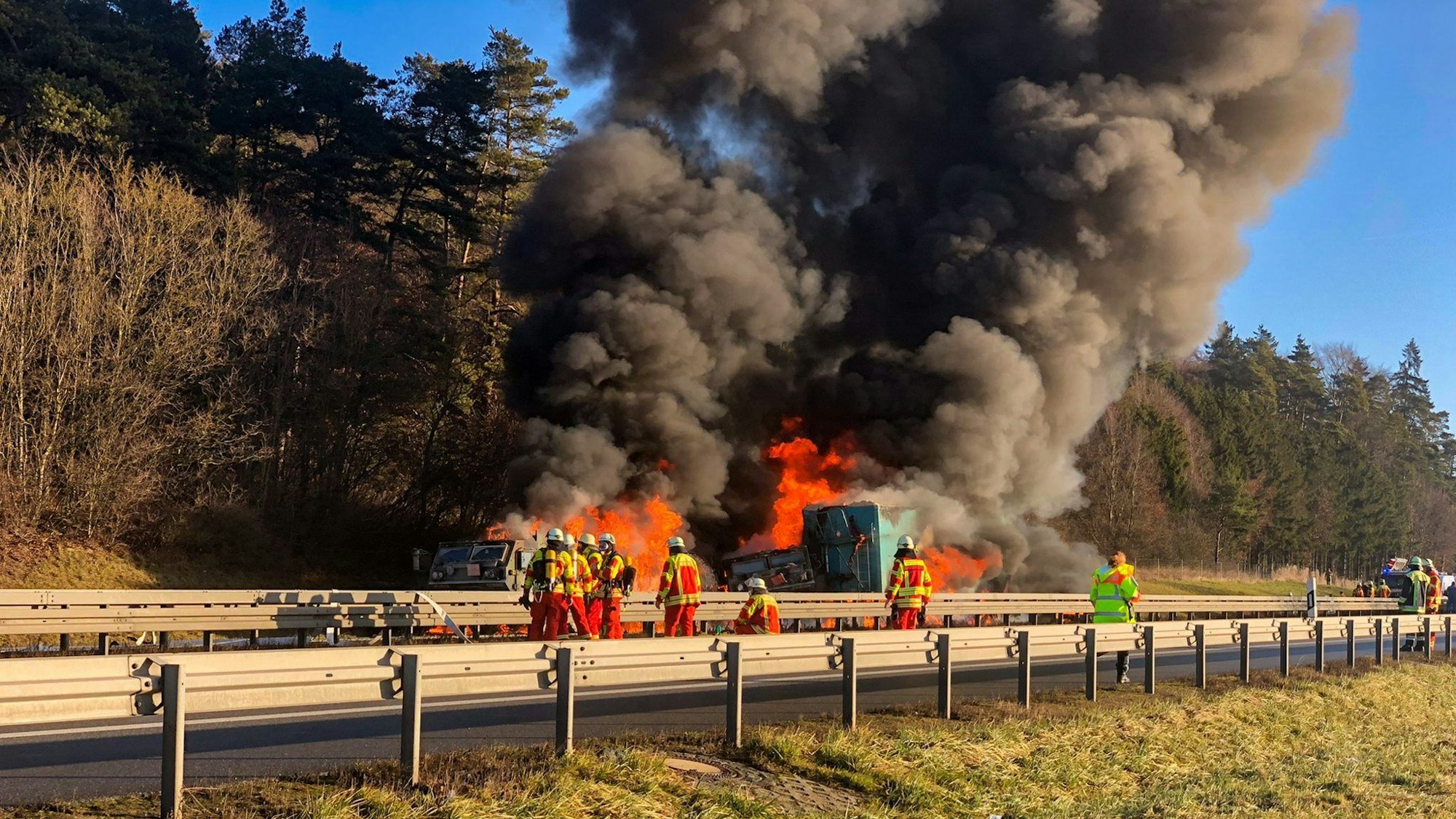 Mehrere Militärfahrzeuge gingen nach dem Unfall auf der A3 mit dem Lkw in Flammen auf.