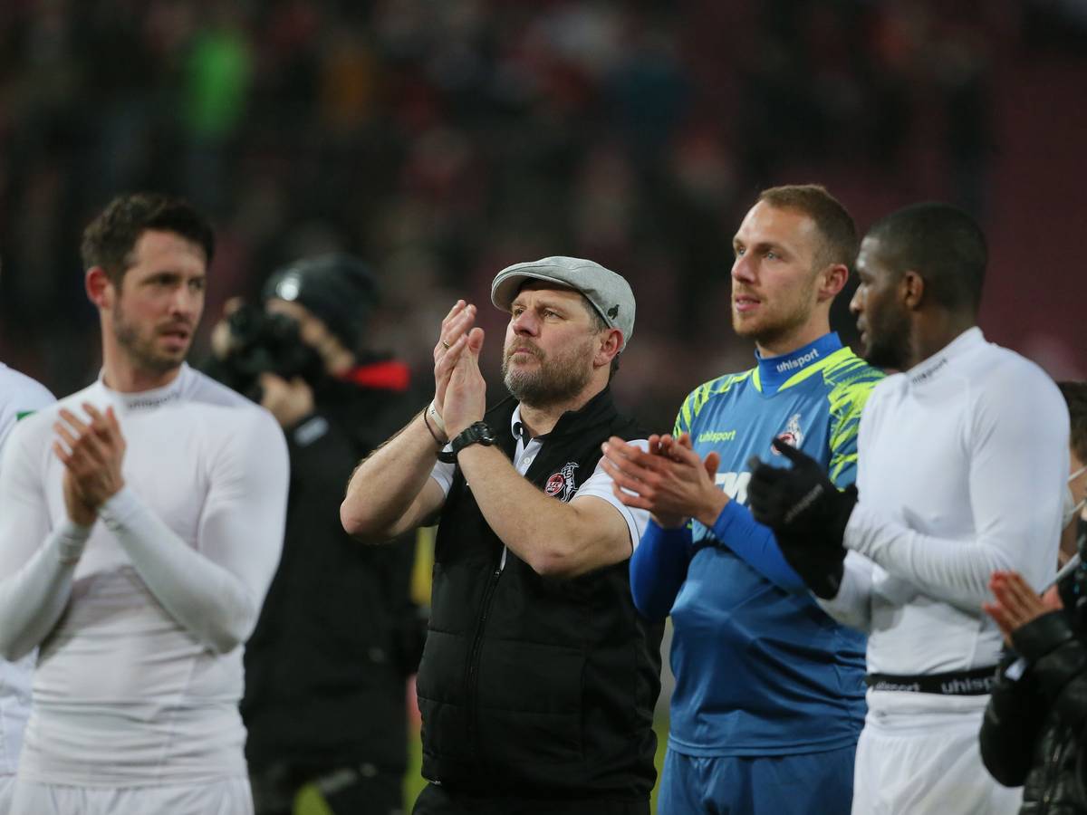 Steffen Baumgart und der 1. FC Köln feiern den Sieg gegen den VfB Stuttgart vor ihren Fans.