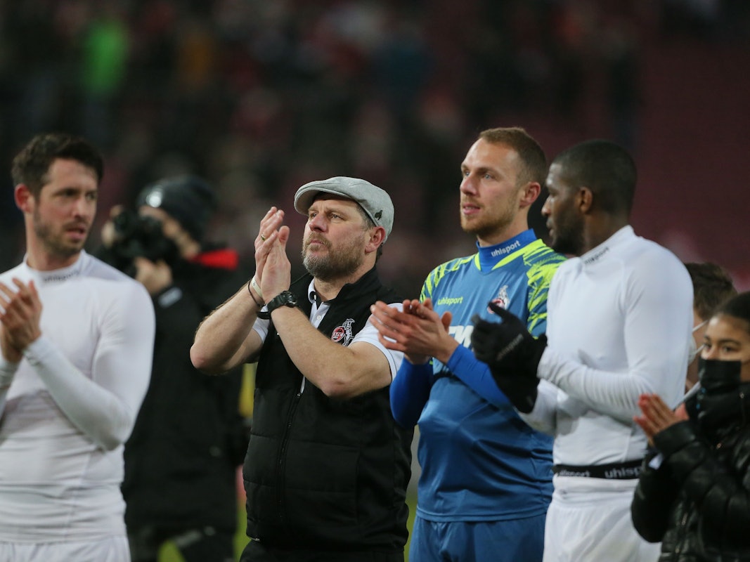 Steffen Baumgart und der 1. FC Köln feiern den Sieg gegen den VfB Stuttgart vor ihren Fans.