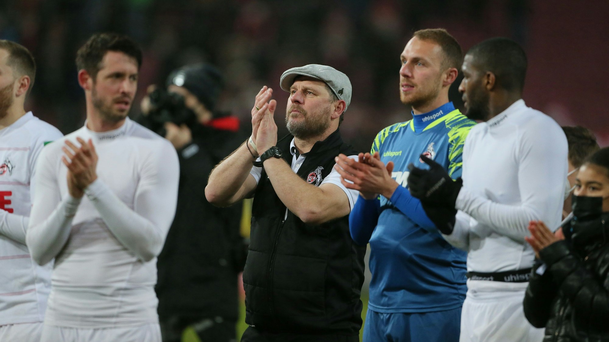 Steffen Baumgart und der 1. FC Köln feiern den Sieg gegen den VfB Stuttgart vor ihren Fans.