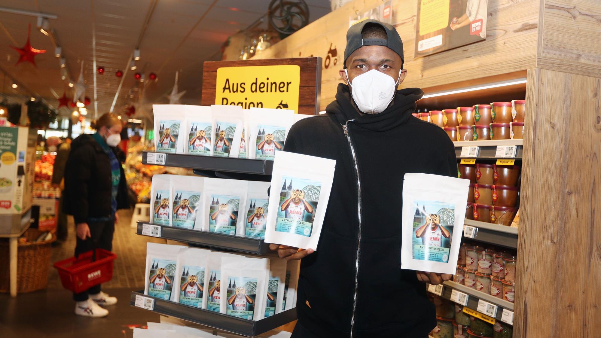 Anthony Modeste zeigt seinen eigenen Kaffee.