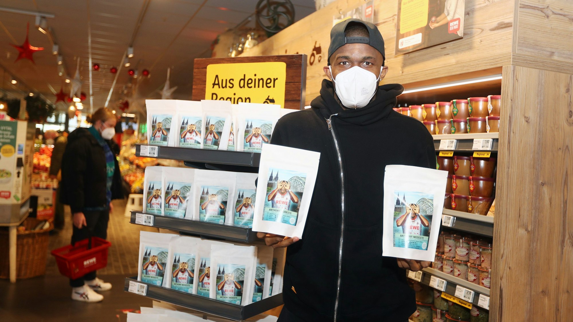 Anthony Modeste zeigt seinen eigenen Kaffee.