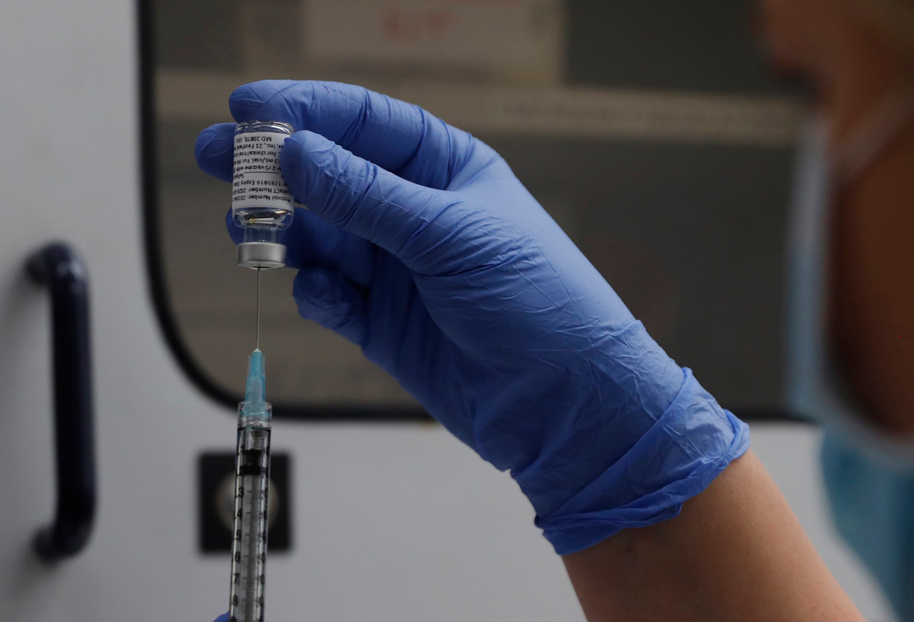 Ein medizinischer Mitarbeiter bereitet während der Studie im St. George's University Hospital in London eine Dosis mit dem Corona-Impfstoff von Novavax für eine Impfung vor.