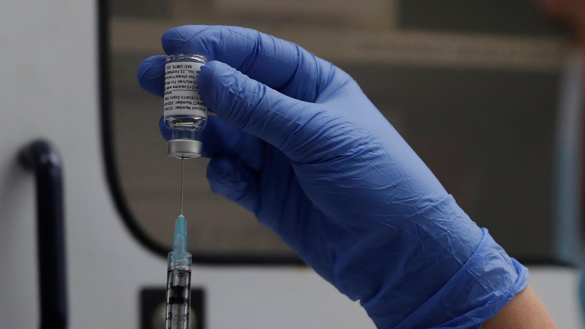 Ein medizinischer Mitarbeiter bereitet während der Studie im St. George's University Hospital in London eine Dosis mit dem Corona-Impfstoff von Novavax für eine Impfung vor.