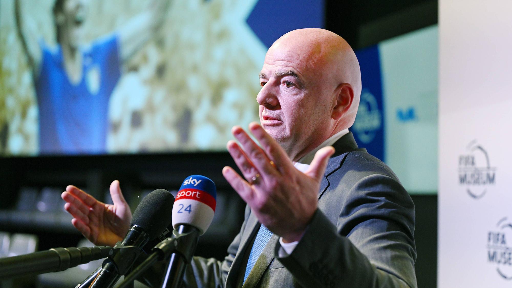 Gianni Infantino spricht mit Medienvertretern