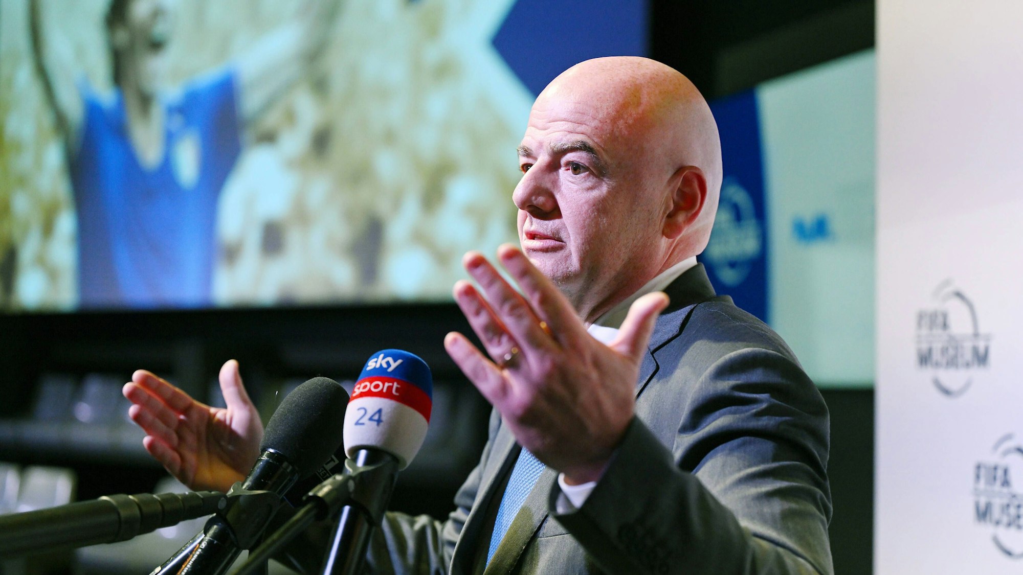 Gianni Infantino spricht mit Medienvertretern