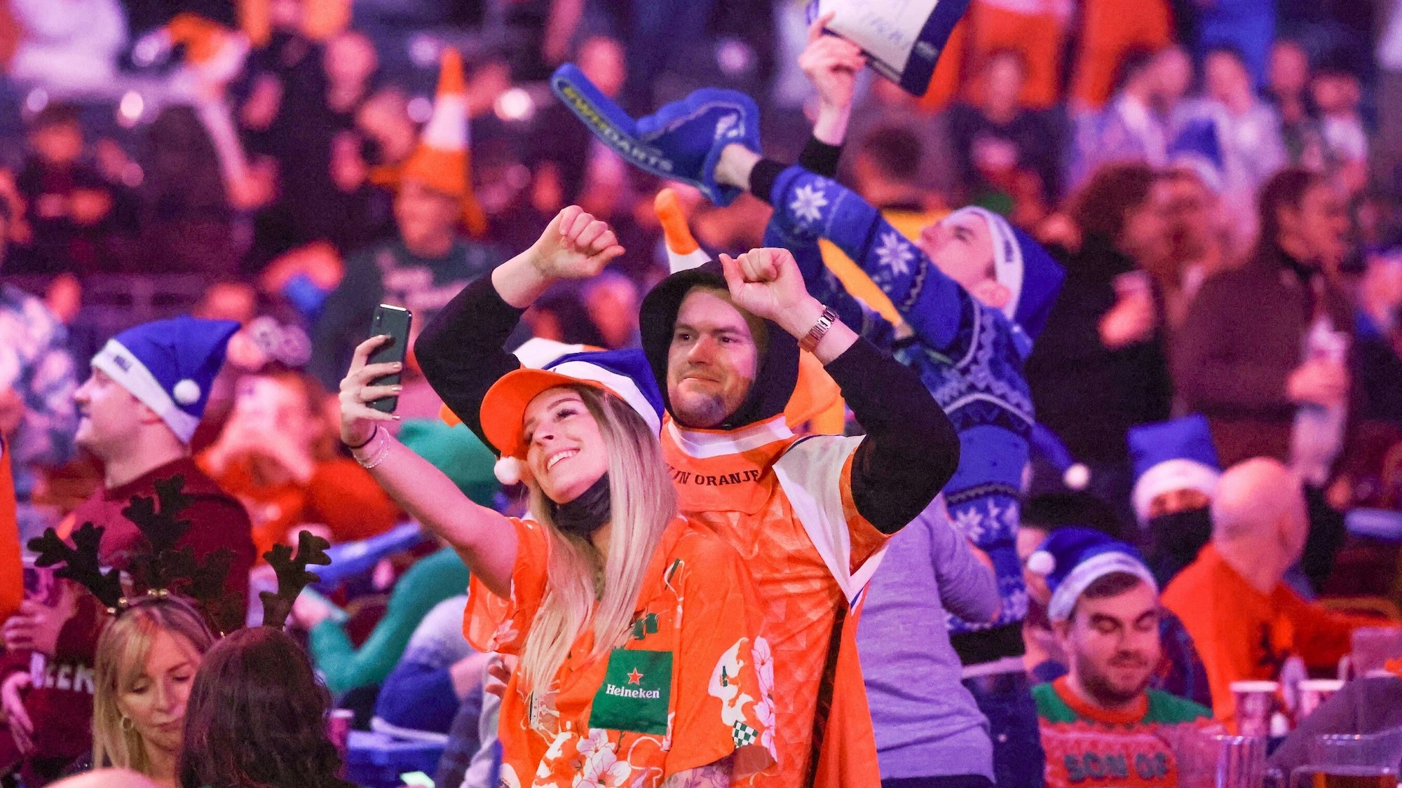 Fans feiern bei der Darts-WM im Alexandra Palace London