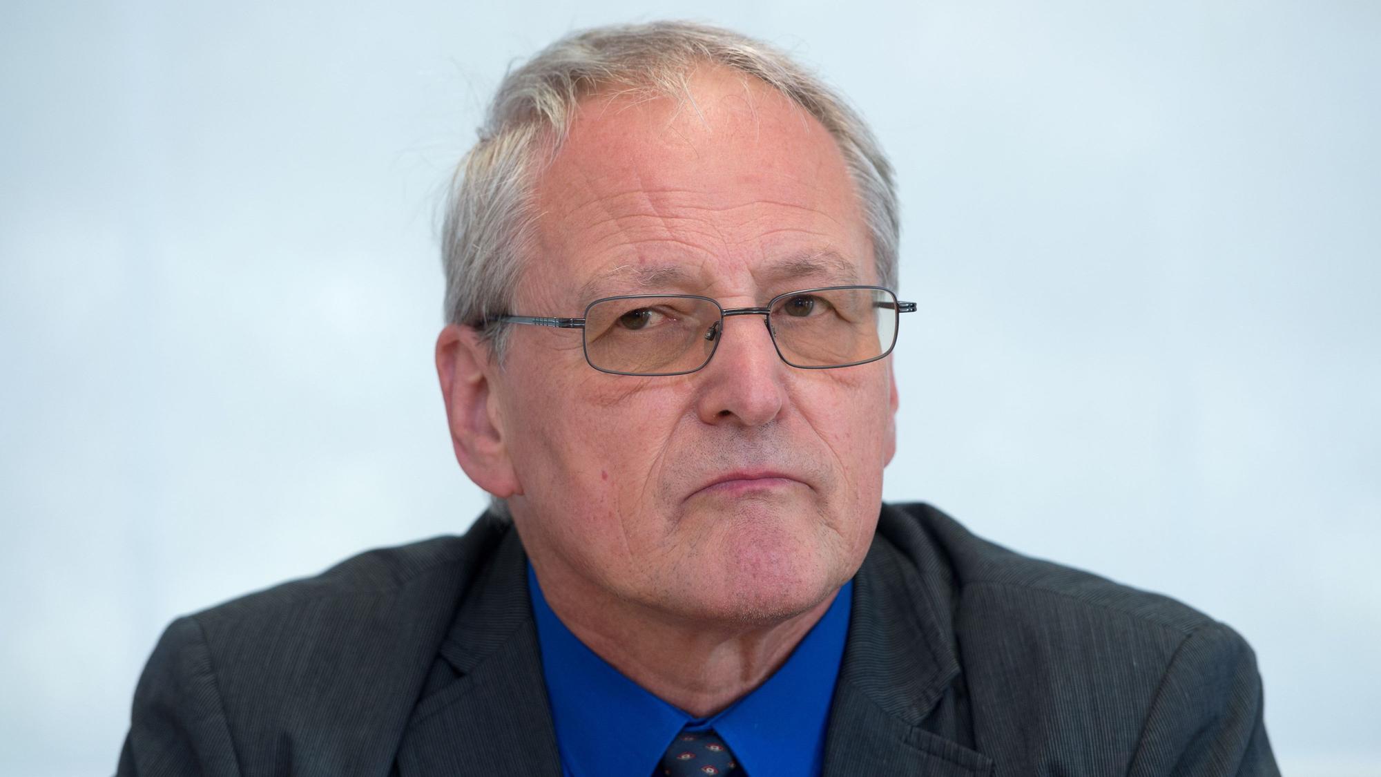 Bernd Grimmer, Abgeordneter der Partei Alternative für Deutschland, sitzt im Landtag von Baden-Württemberg bei einer Pressekonferenz. (zu "AfD-Landtagsabgeordneter Grimmer verstorben") +++ dpa-Bildfunk +++
