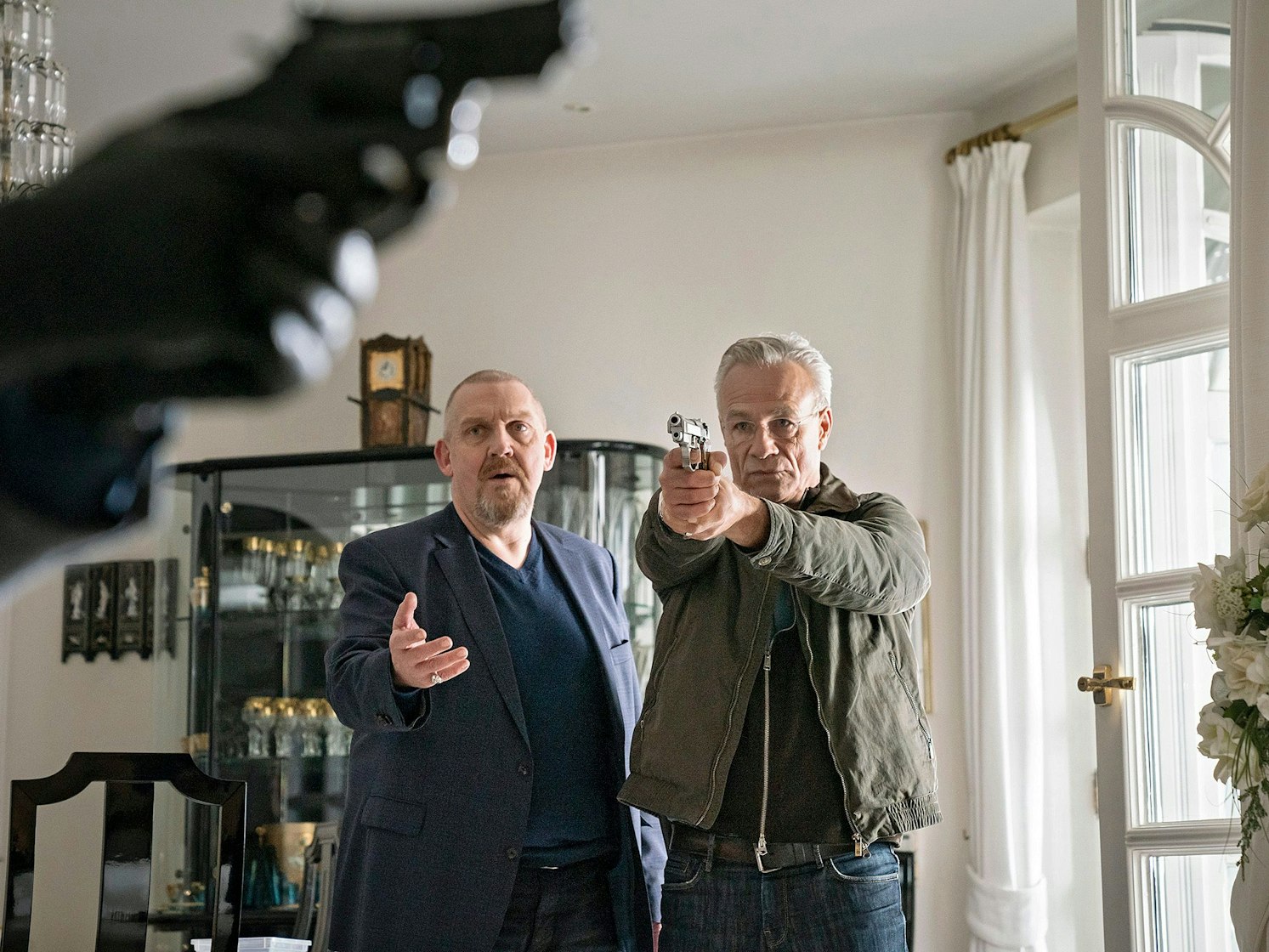 Die Tatort-Kommissare Max Ballauf (Klaus J. Behrendt) und Freddy Schenk (Dietmar Bär) während einer Szene für eine Tatort-Folge.