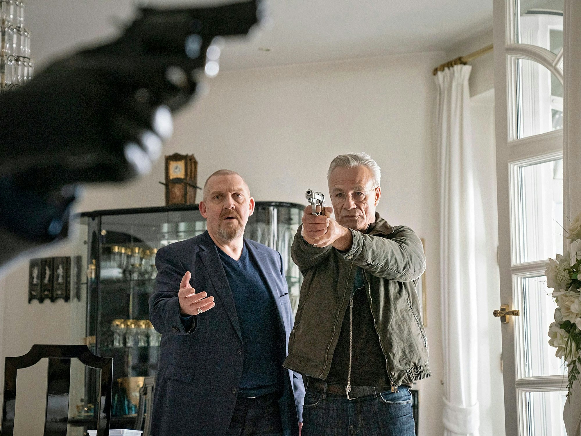 Die Tatort-Kommissare Max Ballauf (Klaus J. Behrendt) und Freddy Schenk (Dietmar Bär) während einer Szene für eine Tatort-Folge.