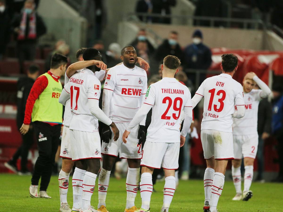 Anthony Modeste weint nach dem Sieg des 1. FC Köln gegen den VfB Stuttgart.