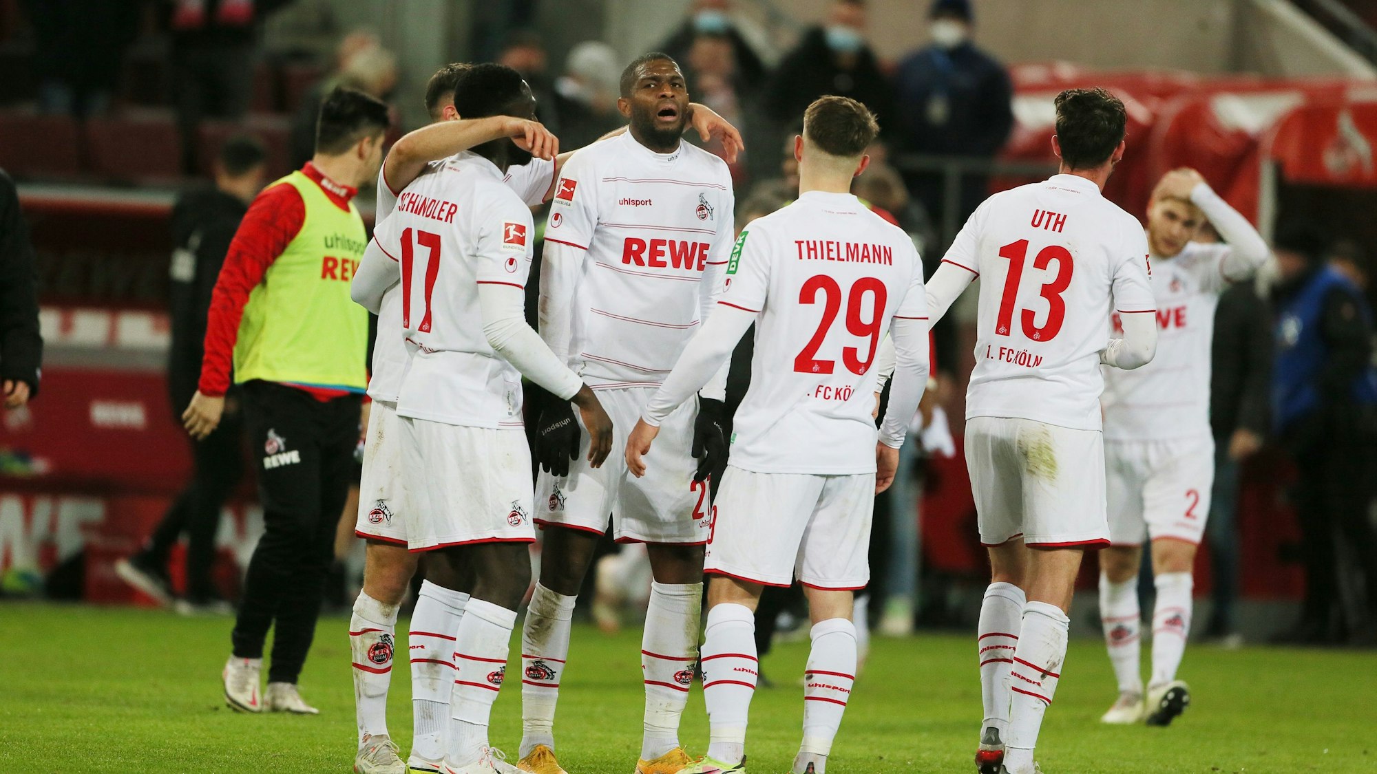Anthony Modeste weint nach dem Sieg des 1. FC Köln gegen den VfB Stuttgart.