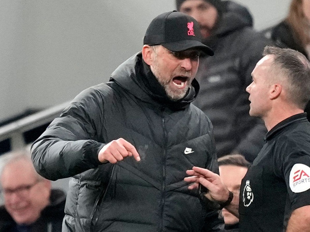 Jürgen Klopp brüllt den Schiedsrichter an und gestikuliert.