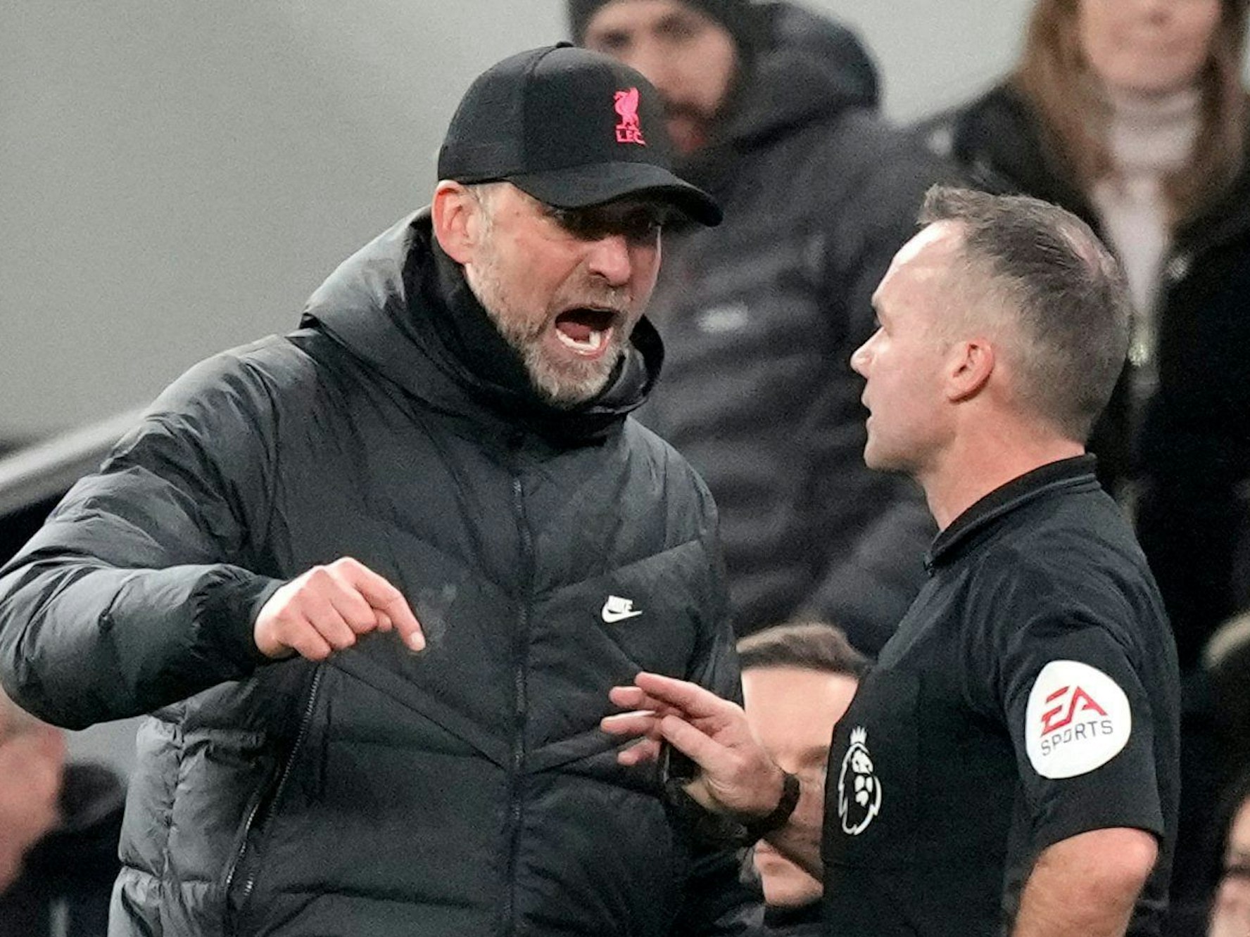 Jürgen Klopp brüllt den Schiedsrichter an und gestikuliert.