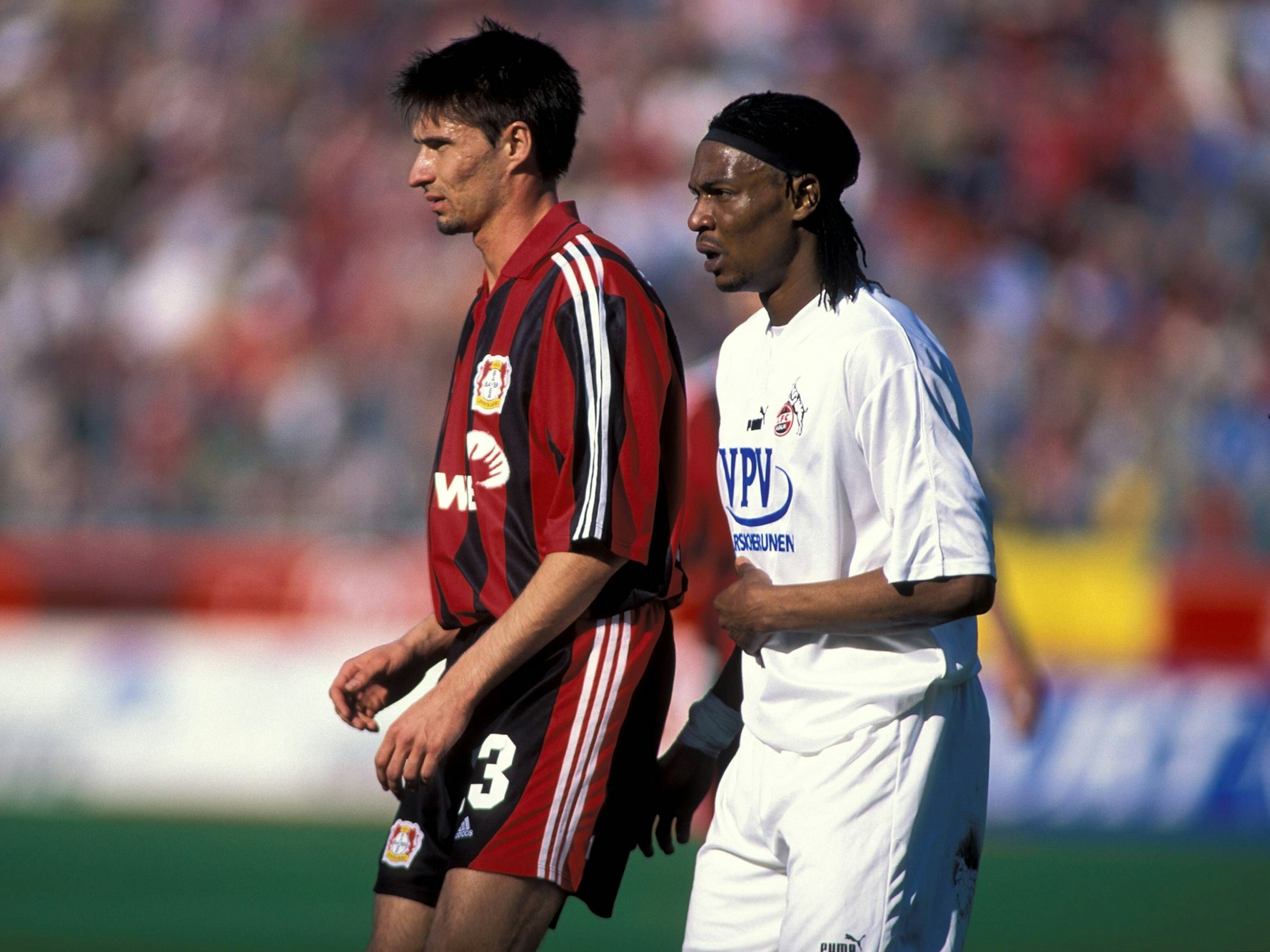 Rigobert Song steht direkt hinter Thomas Brdaric.