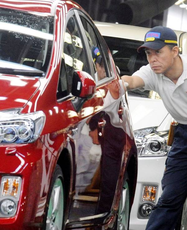Ein Mann überprüft am 05.06.2009 in Toyota (Japan) im Tsutsum-Werk von Toyota ein Auto.