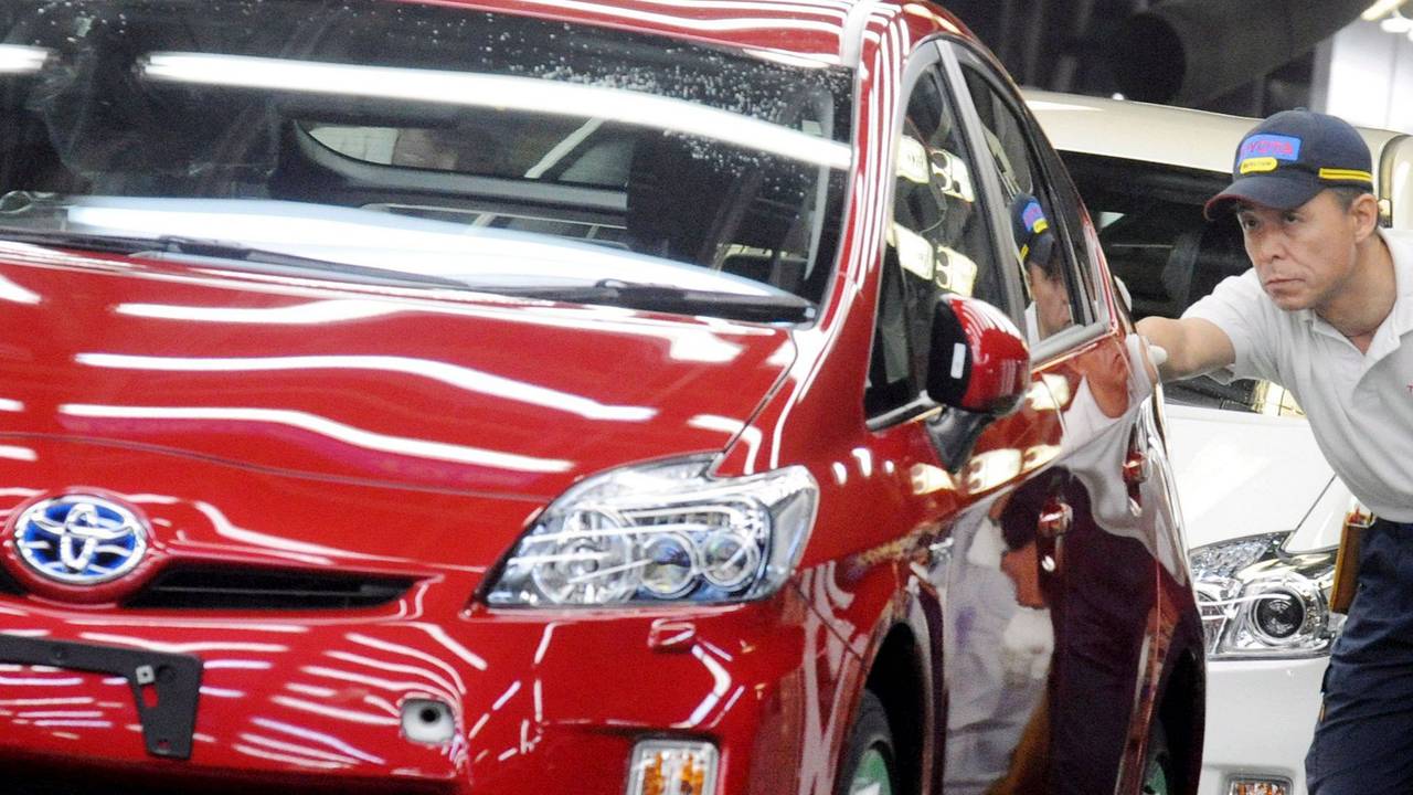 Ein Mann überprüft am 05.06.2009 in Toyota (Japan) im Tsutsum-Werk von Toyota ein Auto.