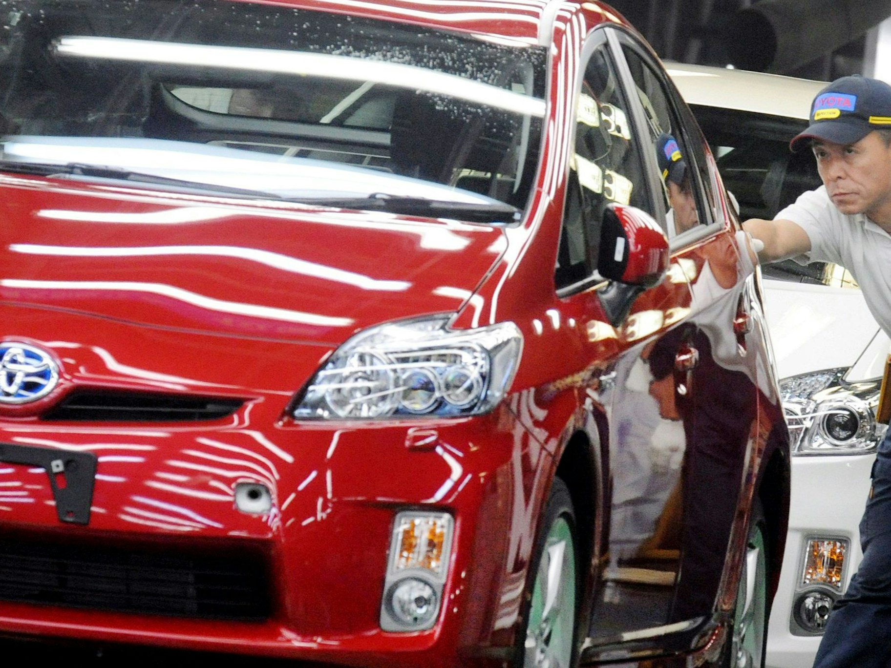 Ein Mann überprüft am 05.06.2009 in Toyota (Japan) im Tsutsum-Werk von Toyota ein Auto.