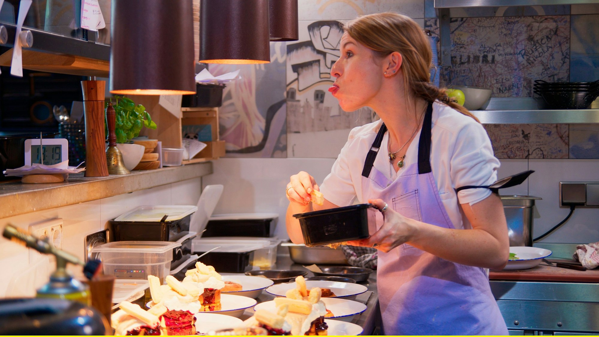 Sonja Baumann werkelt in der Küche.