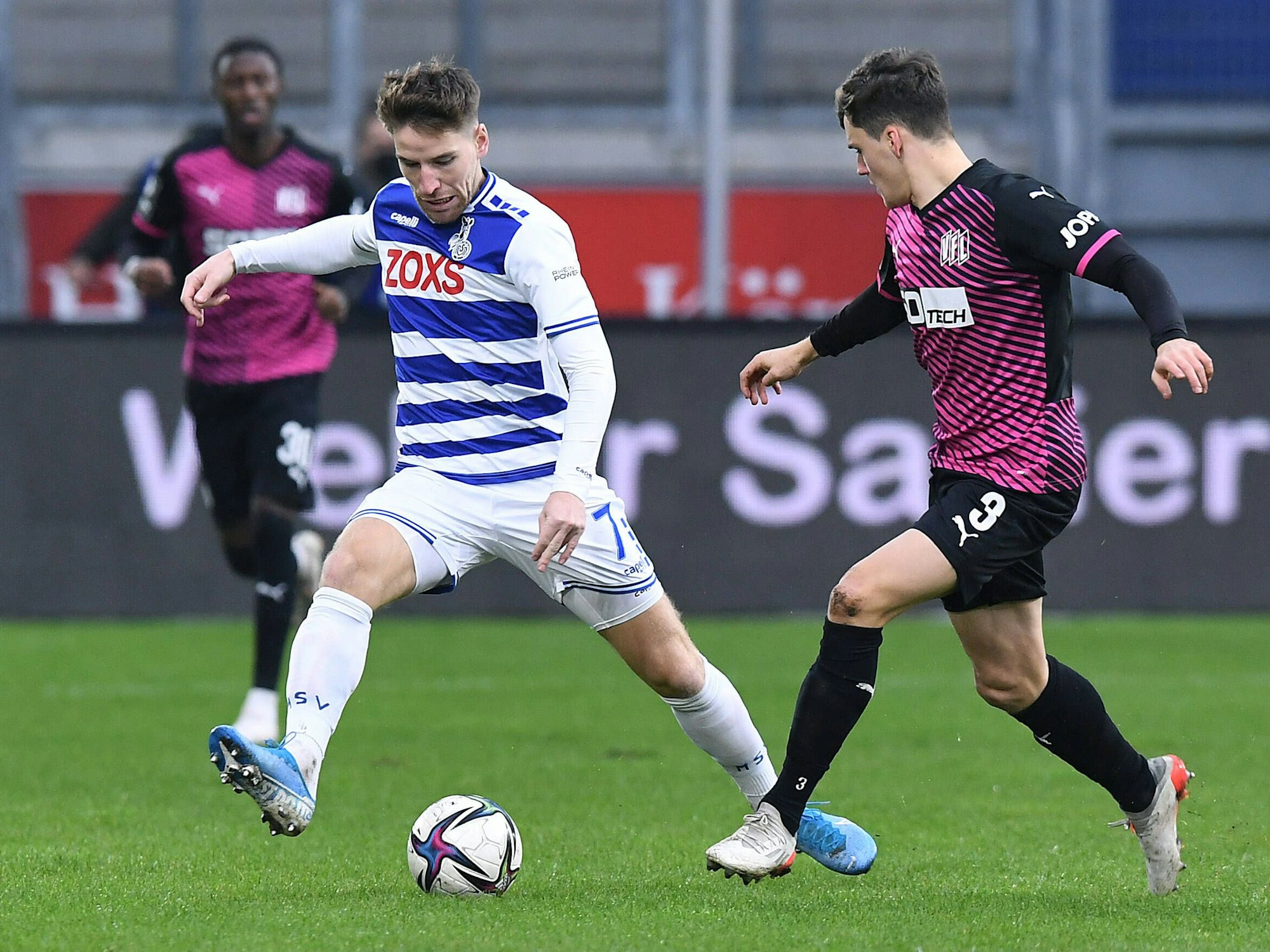 Der ballführende Kolja Pusch im Zweikampf mit Florian Kleinhansl.