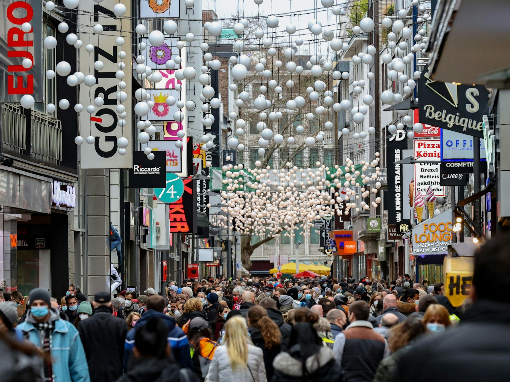 Hohe Straße in Köln mit Weihnachtsbeleuchtung