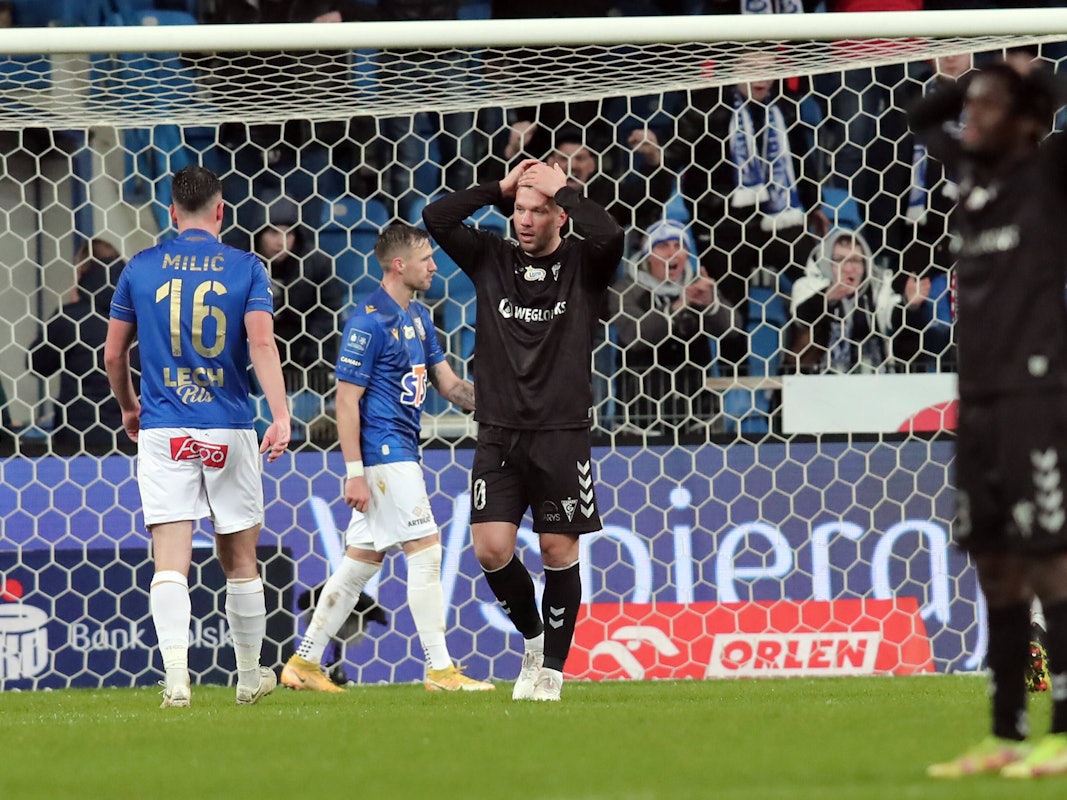 Lukas Podolski reagiert enttäuscht im Spiel.