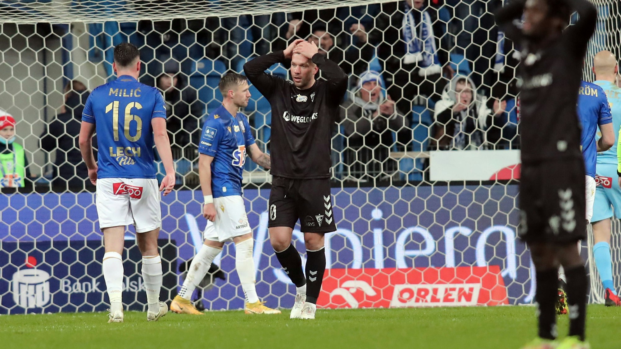 Lukas Podolski reagiert enttäuscht im Spiel.